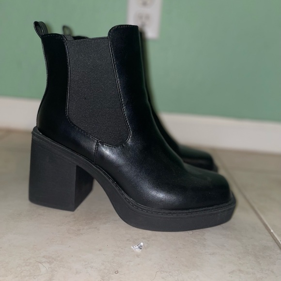 Black ankle boots - Picture 1 of 5